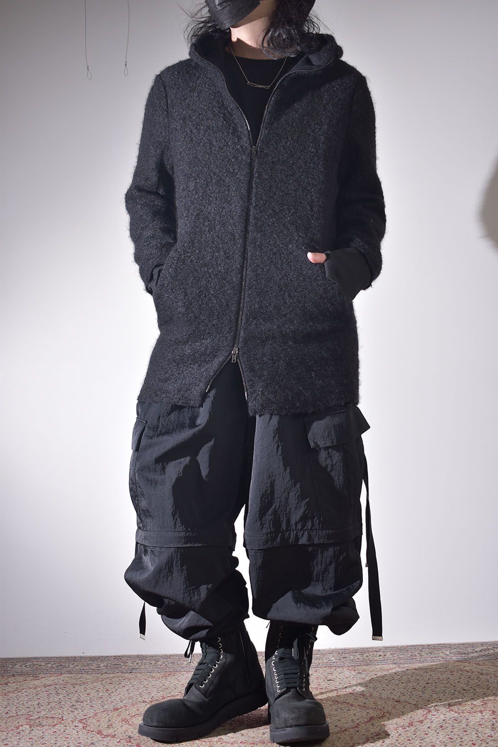 素材の変化で楽しむオールブラック