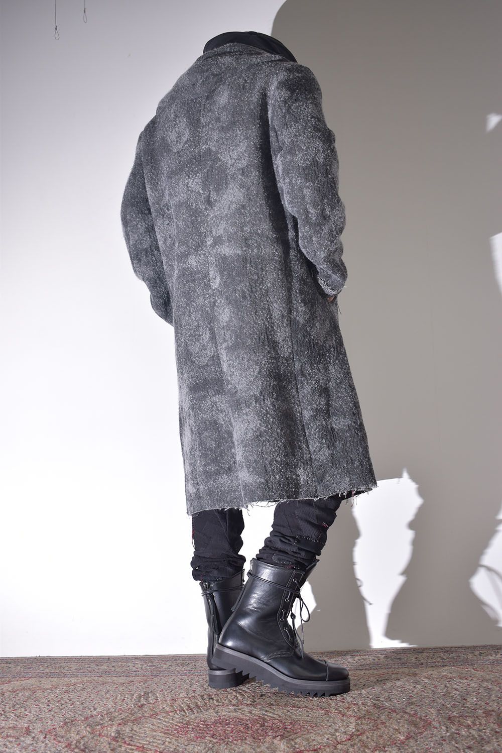 雰囲気のあるコートを羽織る