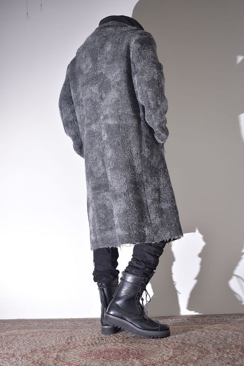 雰囲気のあるコートを羽織る