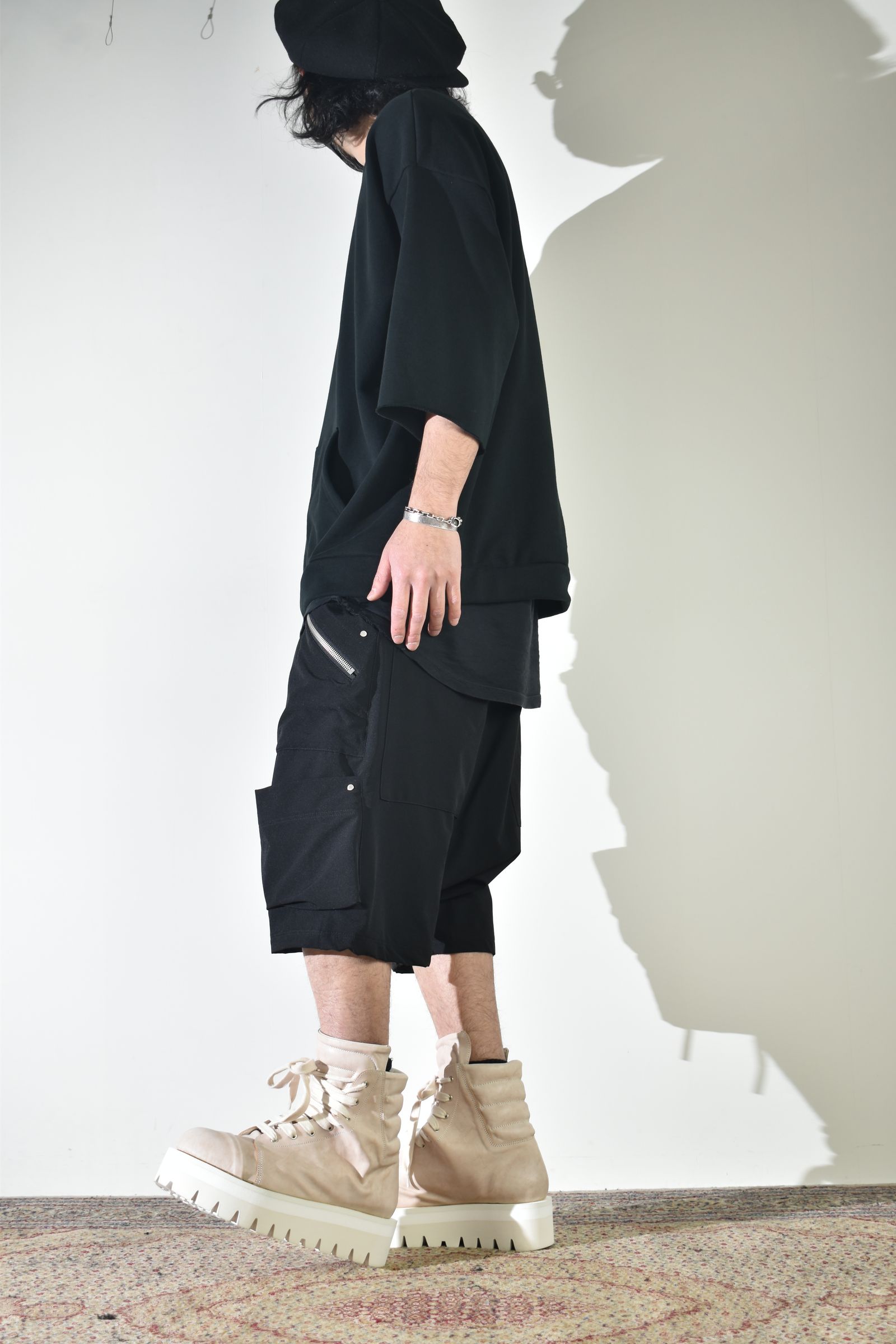 ドライタッチなスウェットで初夏意識