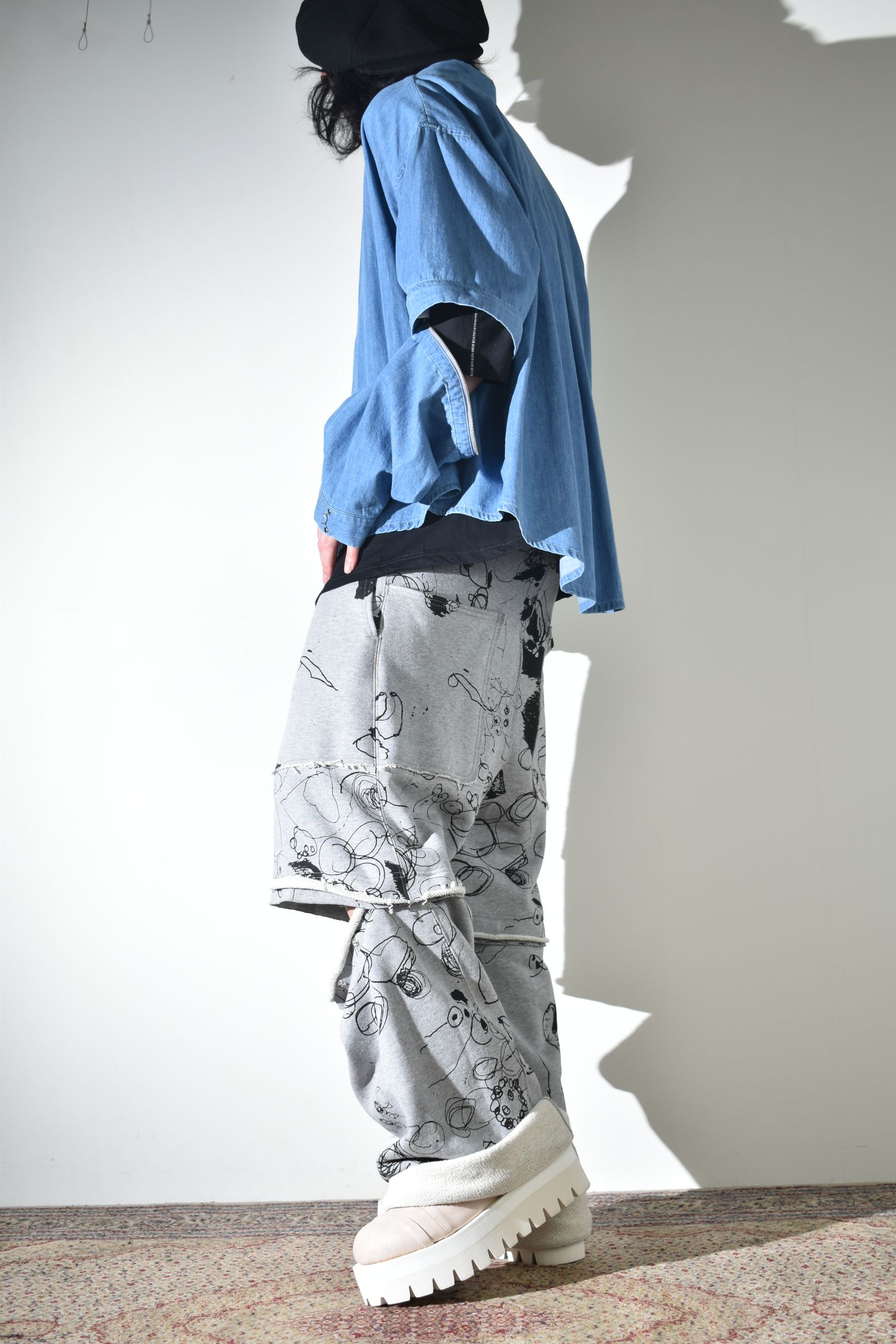 カジュアルだけじゃないデニムシャツ×スウェットパンツ