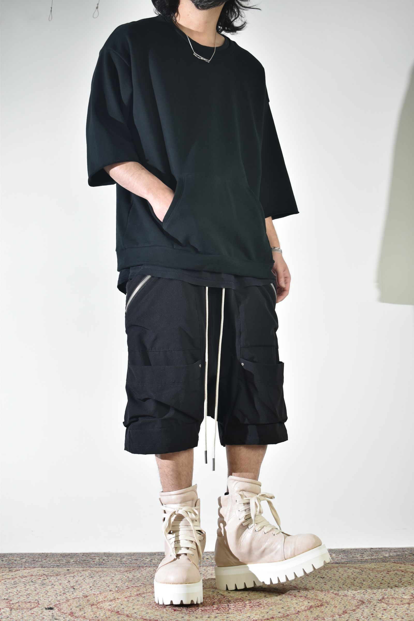 ドライタッチなスウェットで初夏意識