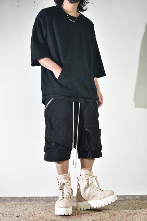 ドライタッチなスウェットで初夏意識