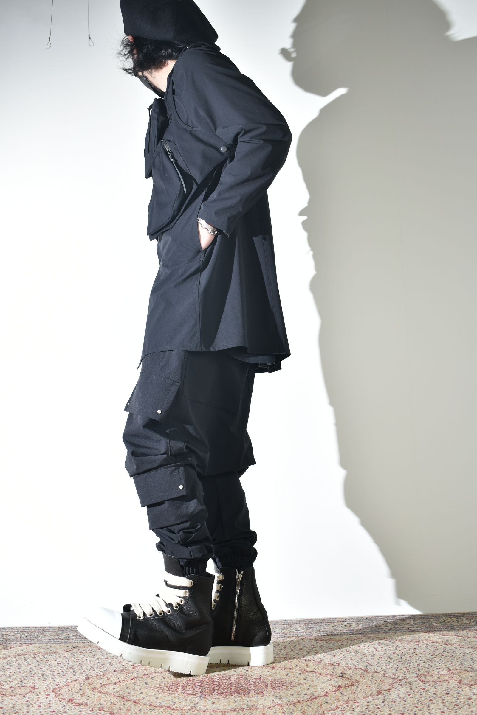 テクニカルな生地感とディテールで