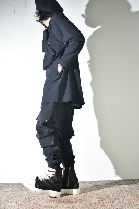 テクニカルな生地感とディテールで