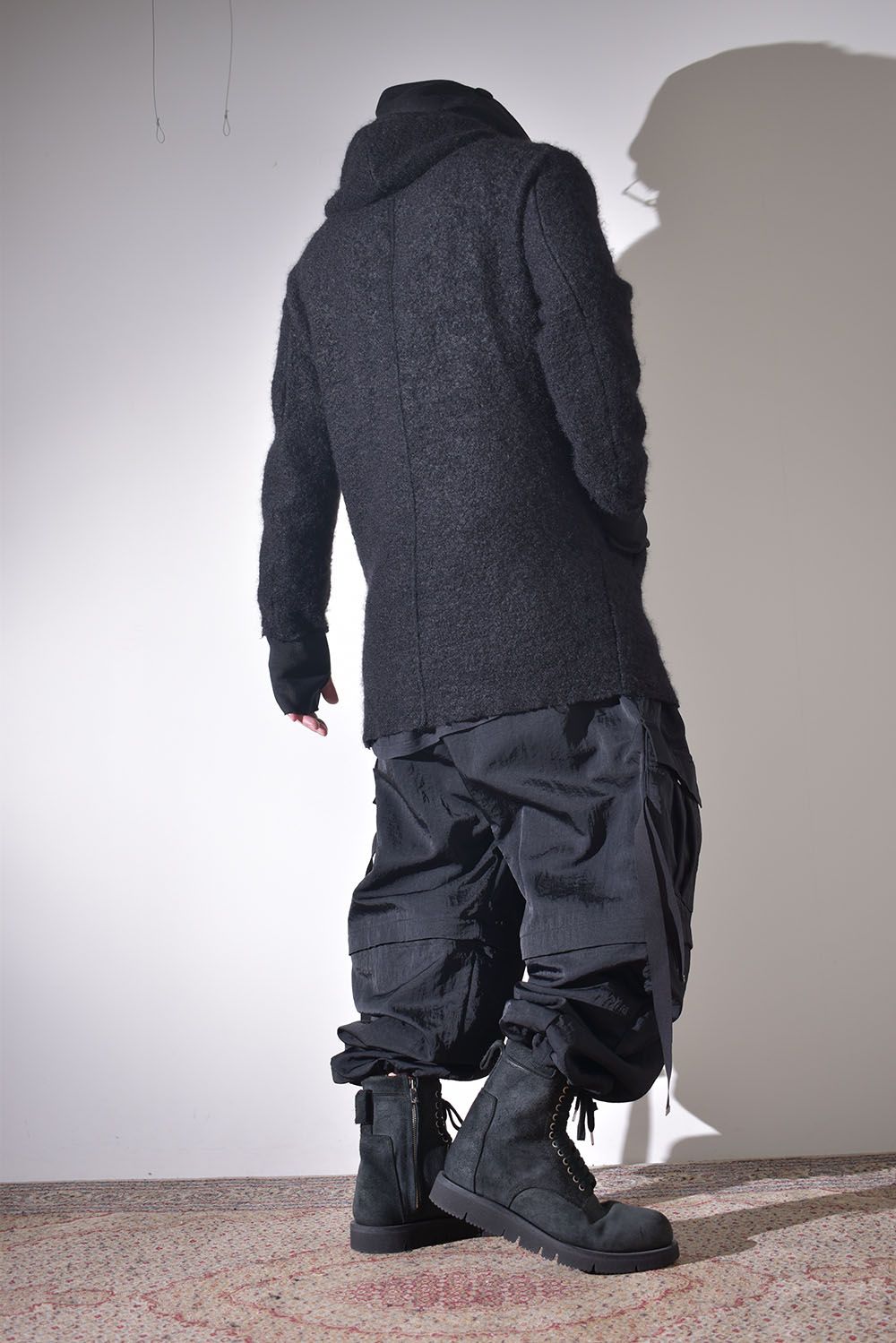 素材の変化で楽しむオールブラック