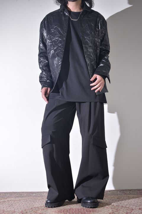 バギーシルエット × シンセティックレザーシャツ