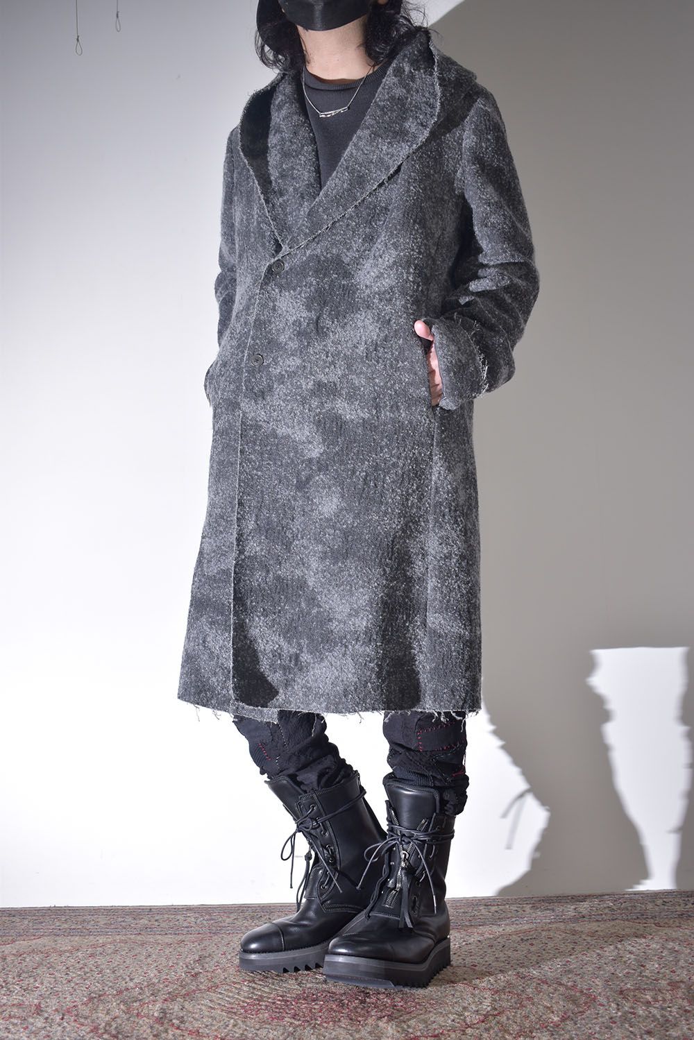 雰囲気のあるコートを羽織る