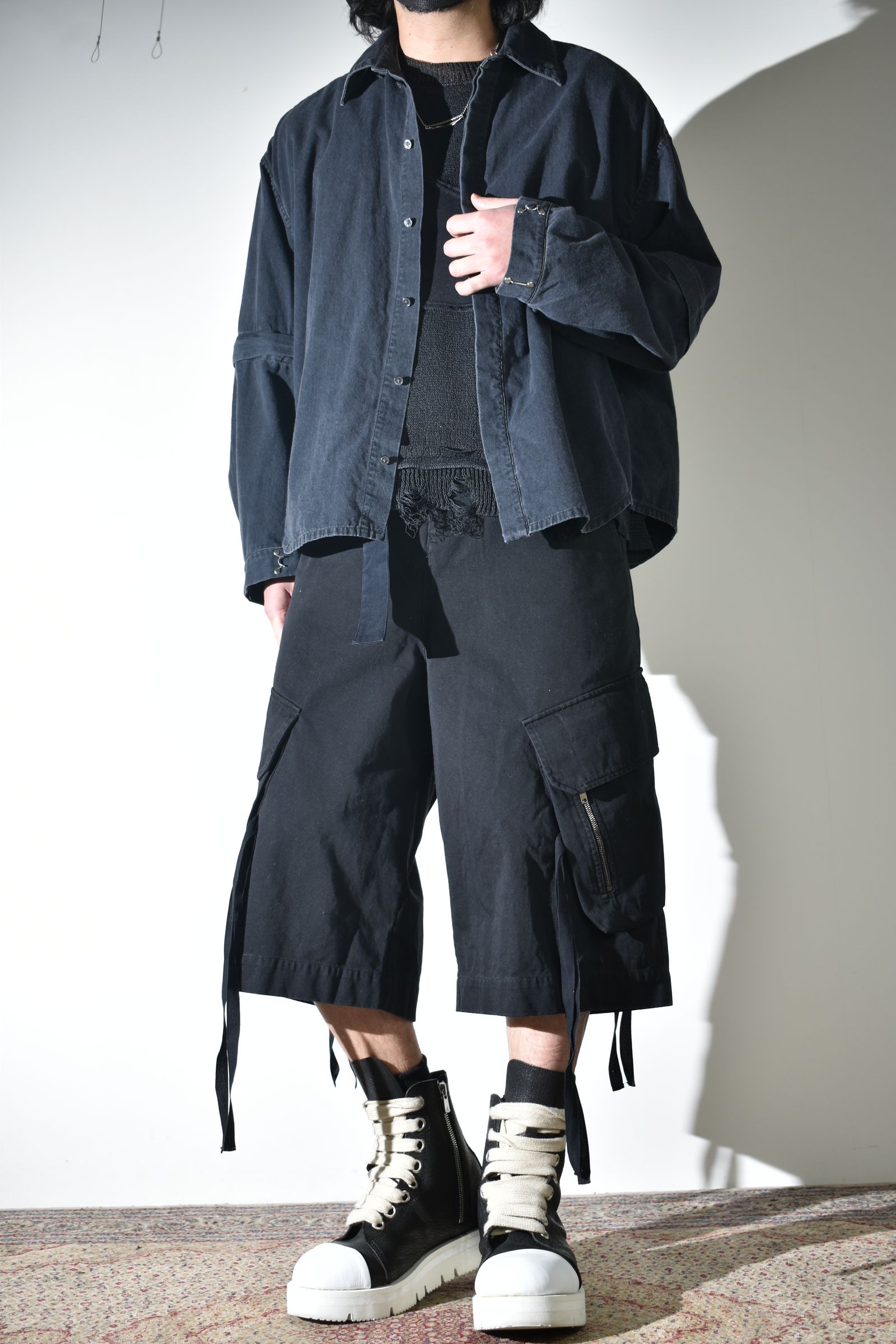 デニムシャツとカーゴショーツ