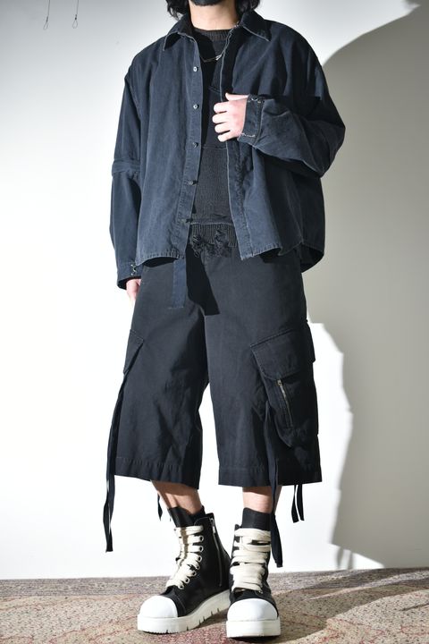 デニムシャツとカーゴショーツ