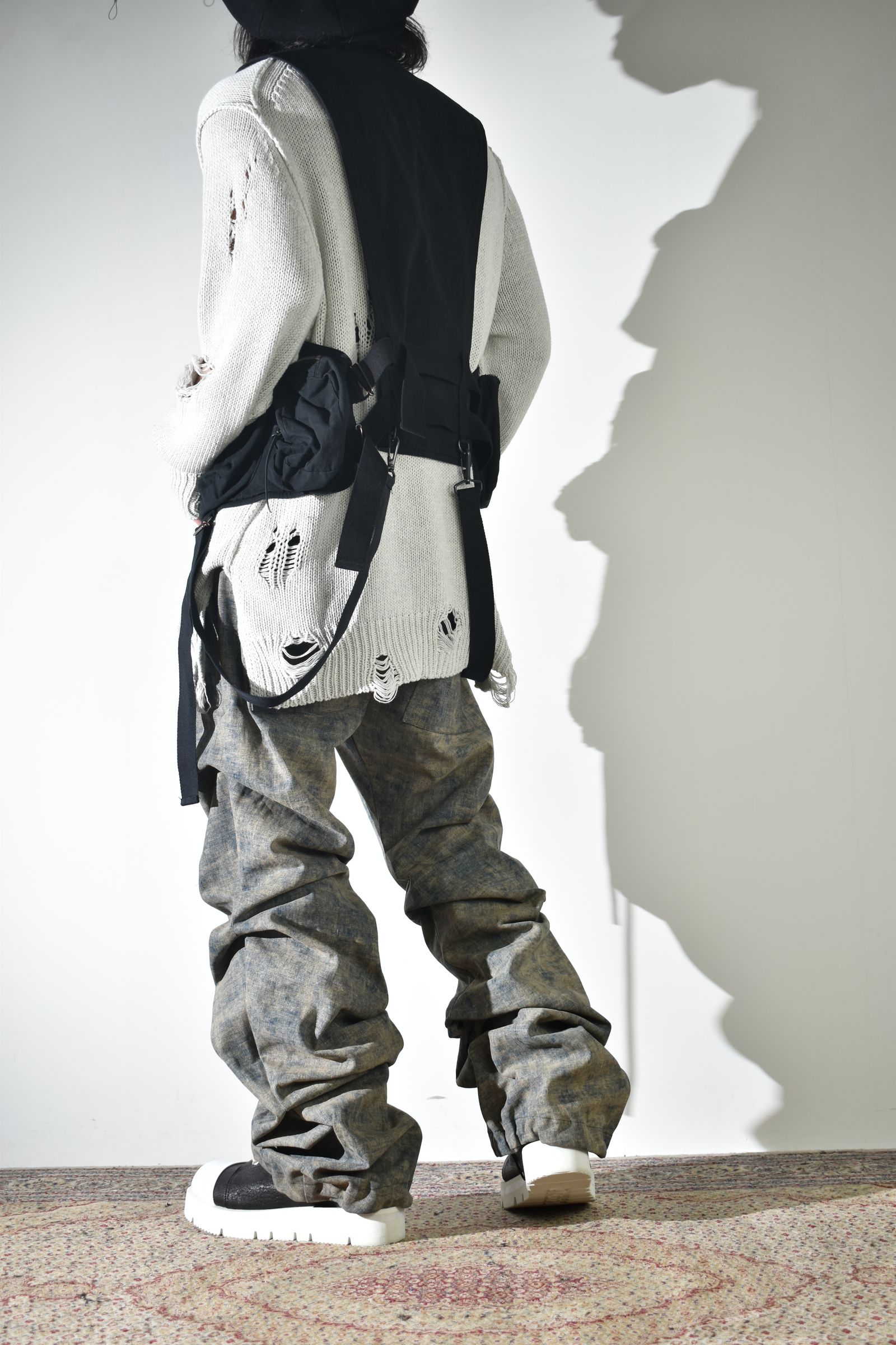 通気性も良いダメージコットンニットにベストでレイヤード