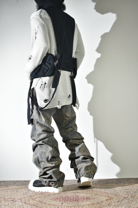 通気性も良いダメージコットンニットにベストでレイヤード