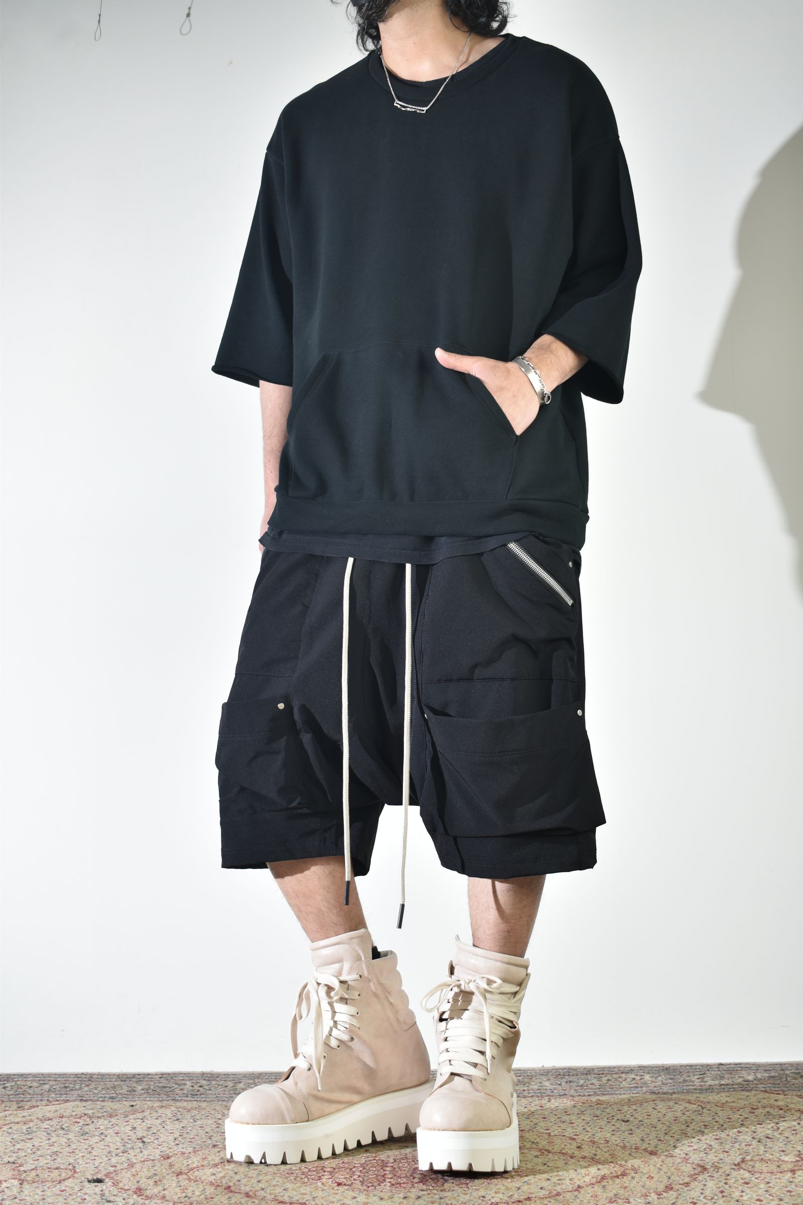 ドライタッチなスウェットで初夏意識