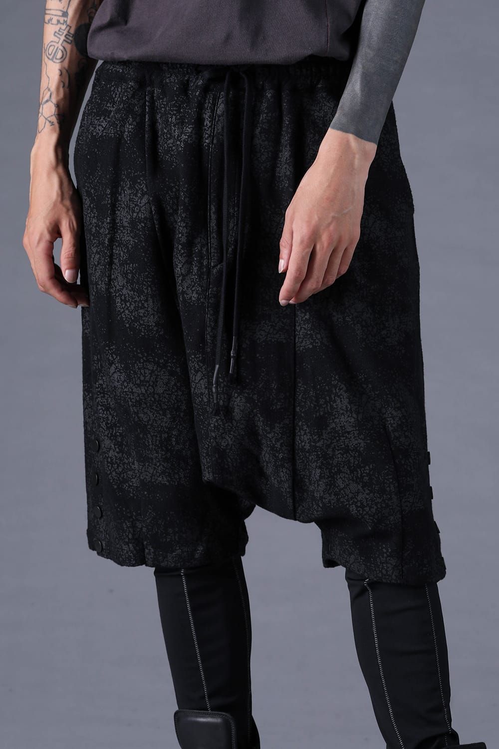 《2027SS先行予約分》Crack-Coated Jersey Sarrouel Shorts"Black" / クラックコーティングジャージーサルエルショートパンツ"ブラック"