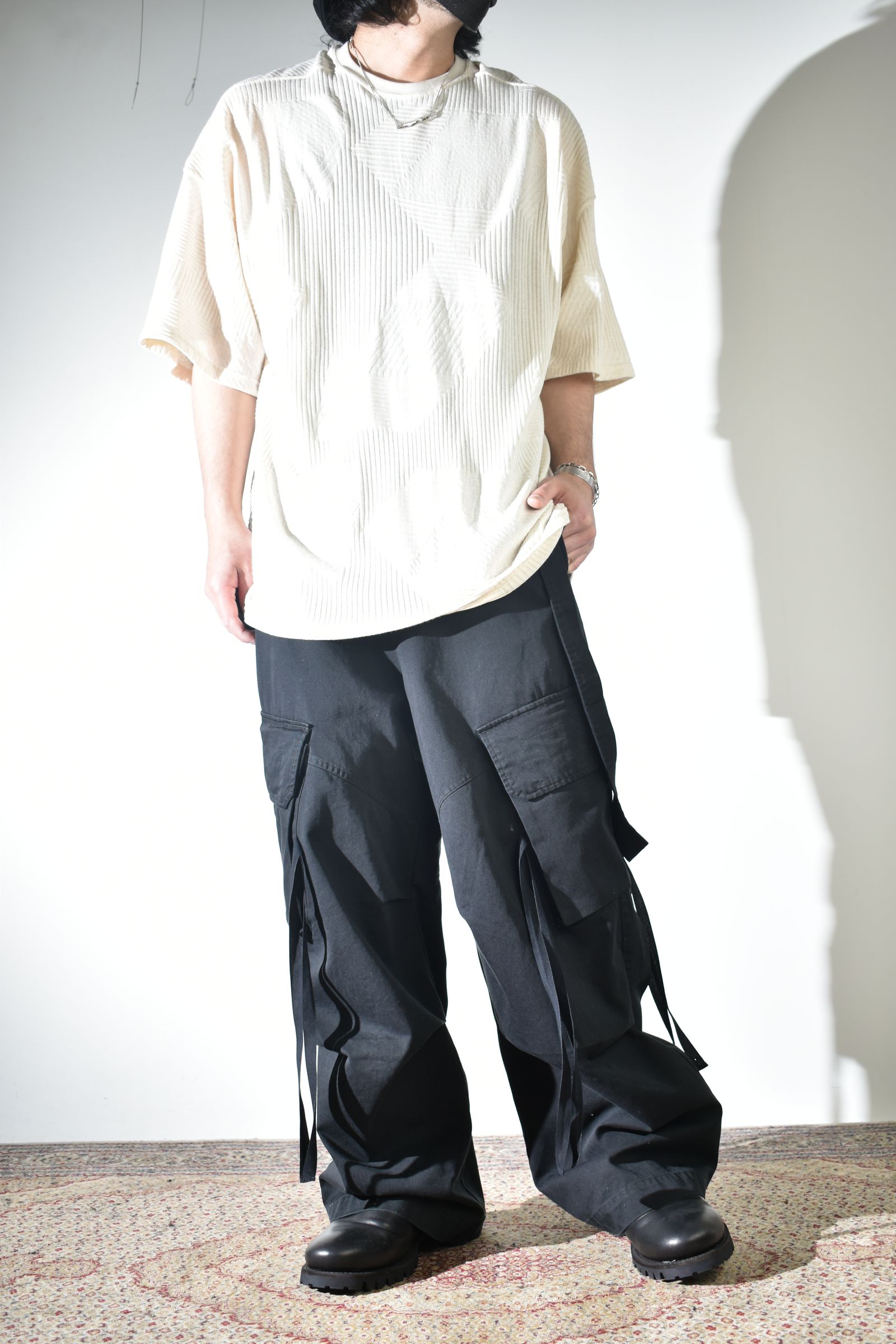 ワイドカーゴで合わせるソリッドなシャツ