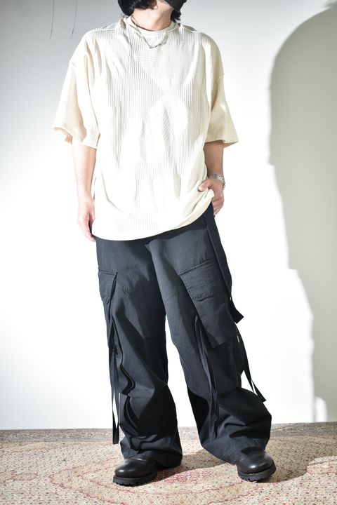 ワイドカーゴで合わせるソリッドなシャツ