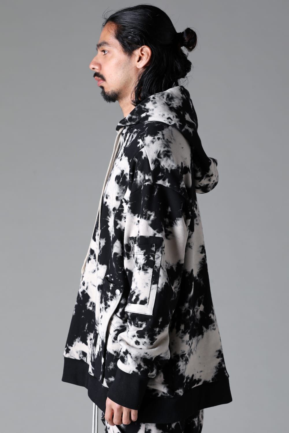 《2025AW先行予約》Discharge Pinting Cargo Hooded Top"Black×Ivory" /ディスチャージプリントカーゴフーデッドトップ"ブラック×アイボリー"