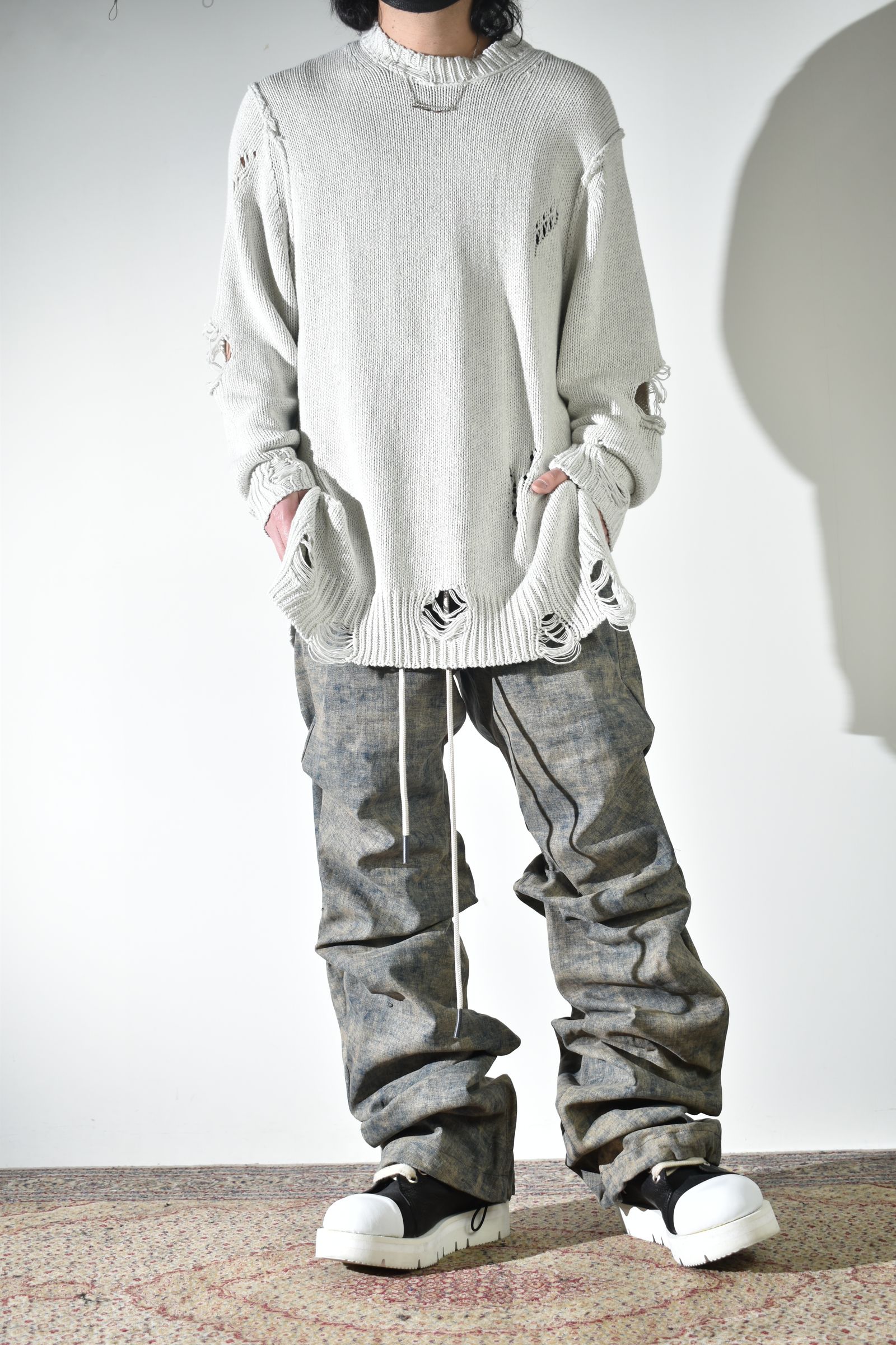 通気性も良いダメージコットンニットにベストでレイヤード