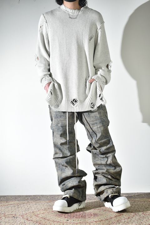 通気性も良いダメージコットンニットにベストでレイヤード