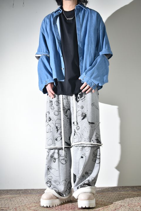 カジュアルだけじゃないデニムシャツ×スウェットパンツ