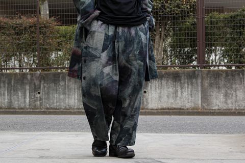 Yohji Yamamoto [ボタンの留め位置で遊びが効かせるシルエット]