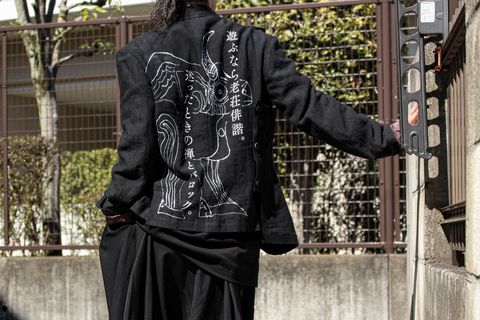 Yohji Yamamoto [人の心身を奪う際物のメッセージ]