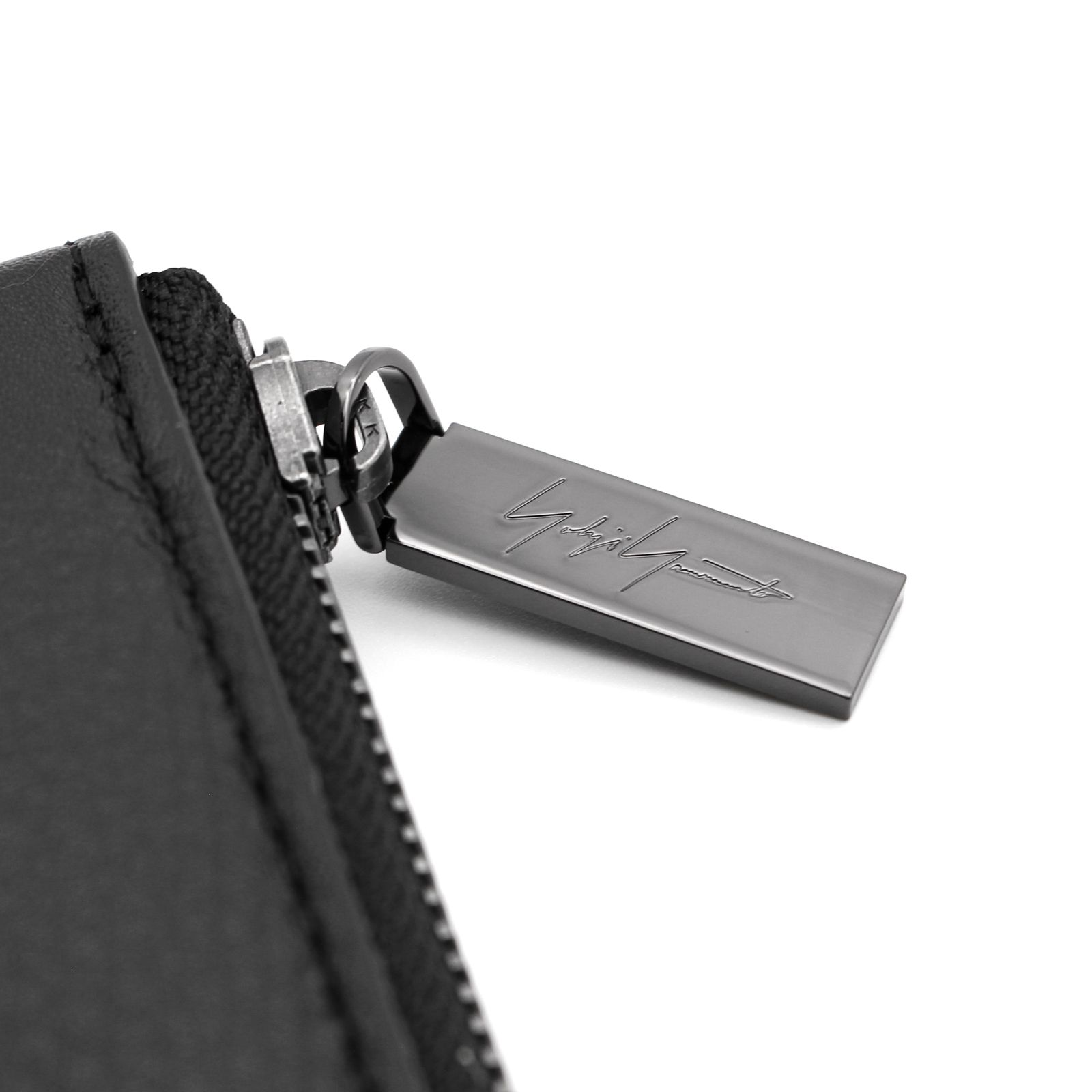 discord | yohji yamamoto / シグネチャーショートウォレット / ロゴ刺繍 L字型 ショート財布 / 牛革 / DM-A06-790