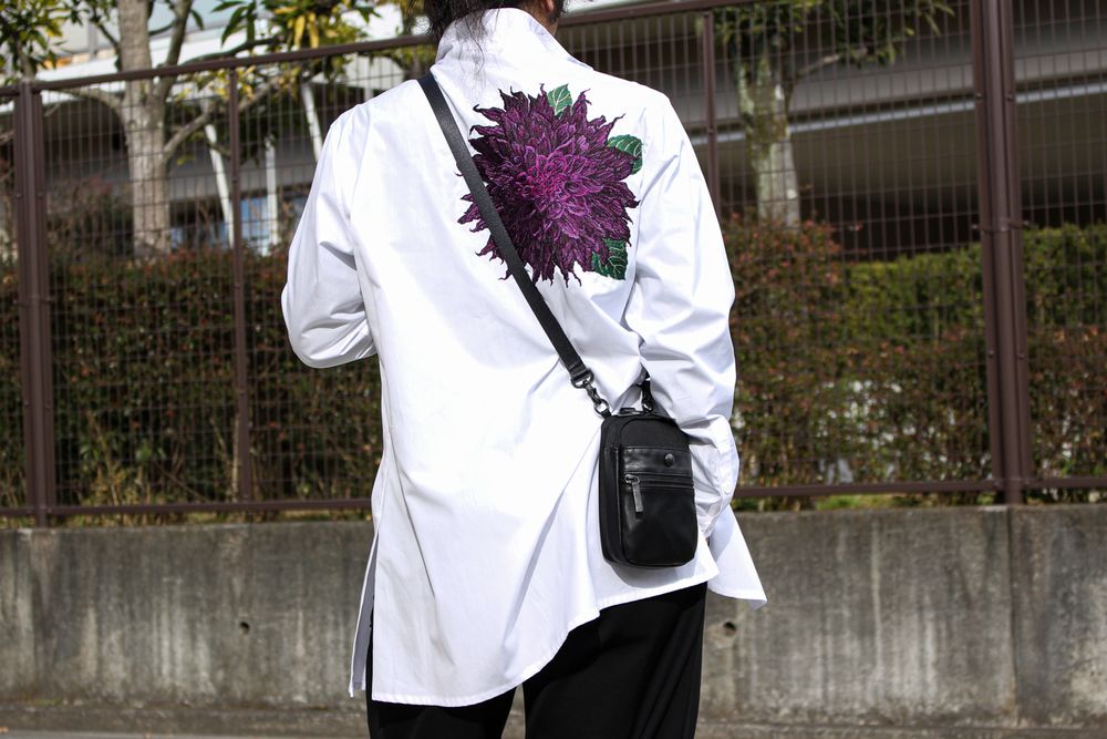 Yohji Yamamoto [外出のお供に小ぶりなポーチを]