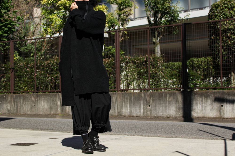 Yohji Yamamoto [屋内外で重宝する羽織のニット]