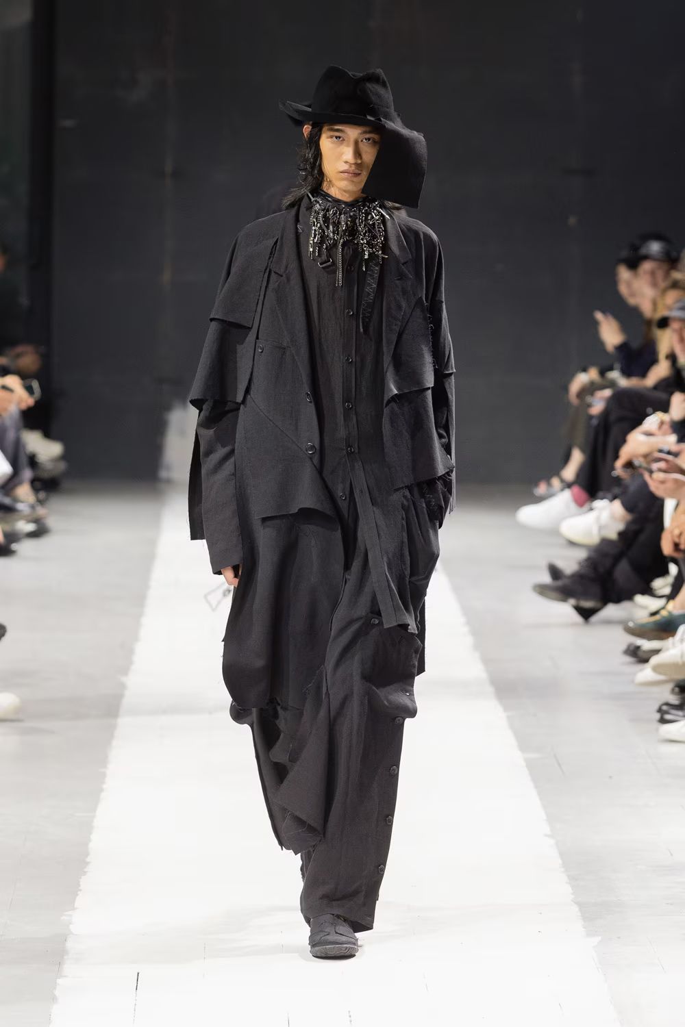 YohjiYamamoto 00ss ルック　写真集 SPRING / SUMMER 2000 | Yohji Yamamoto (ヨウジヤマモト