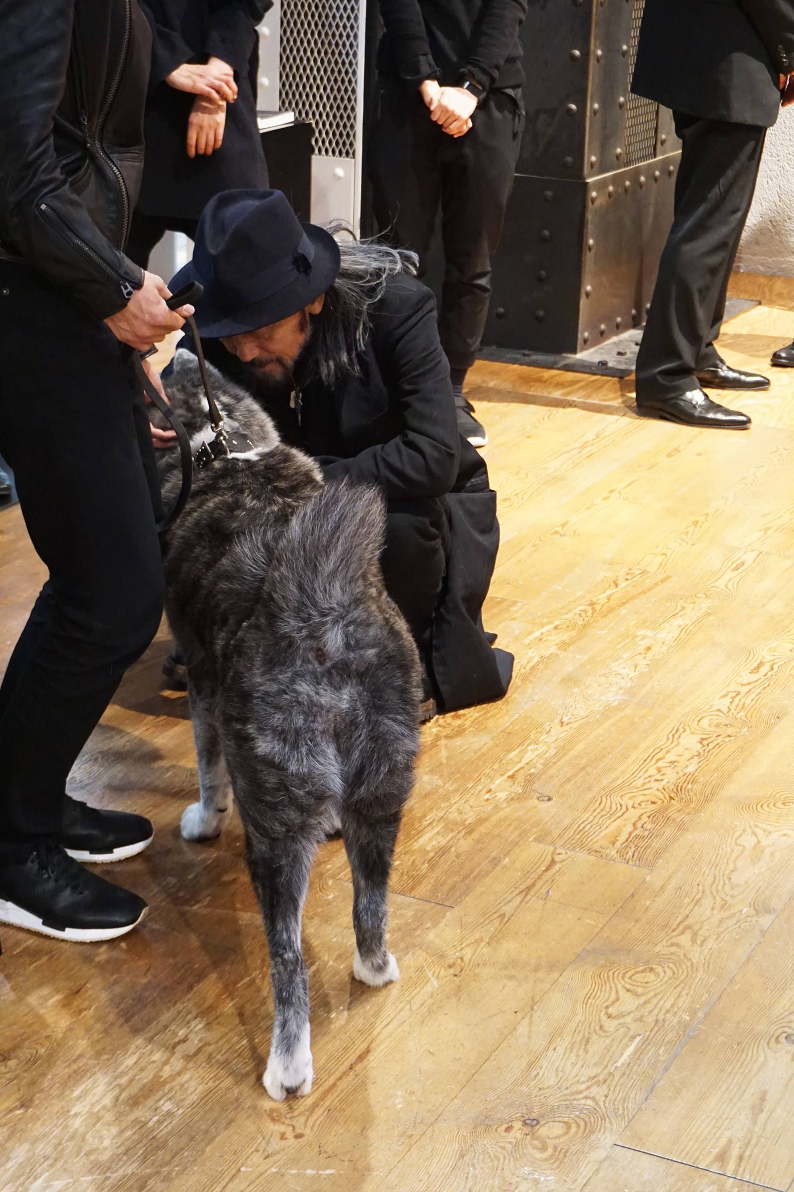 ヨウジヤマモト ピンプローチ 犬 ラインストーン ドッグ ブロ−チ 犬