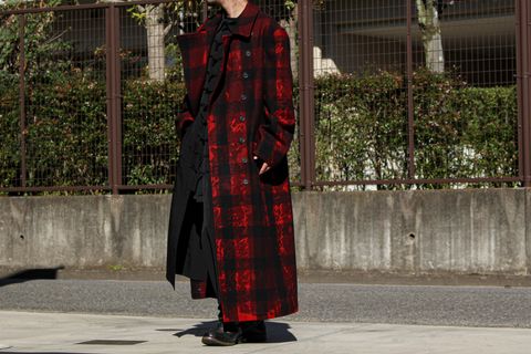 Yohji Yamamoto [鮮烈な印象を与える赤コート]