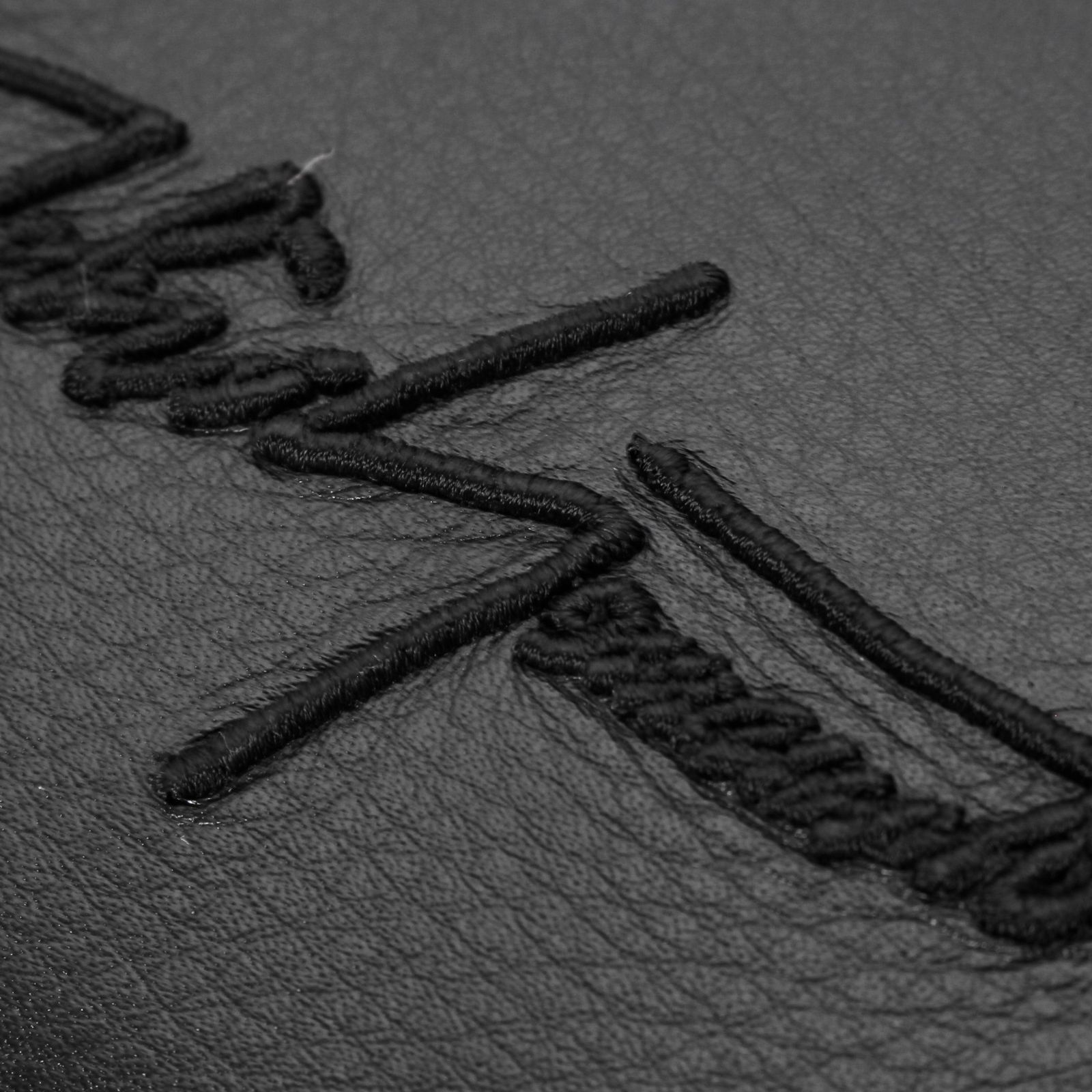 discord | yohji yamamoto / シグネチャーショートウォレット / ロゴ刺繍 L字型 ショート財布 / 牛革 / DM-A06-790