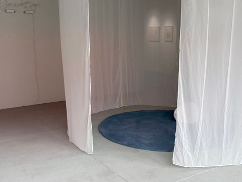 あなたはいま、何もない空間に入る。 そして、その空間の一点を何気なく見つめる。 その行為を、私は永遠の夏と名づけることにする。