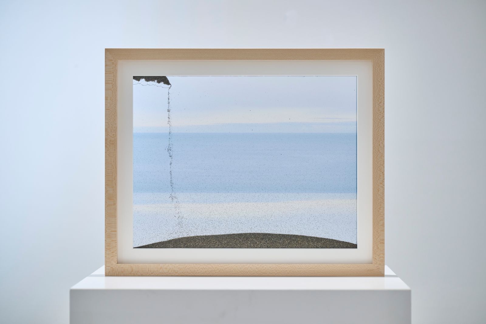 空と海を砂で分く