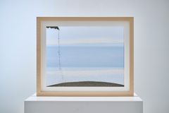 空と海を砂で分く