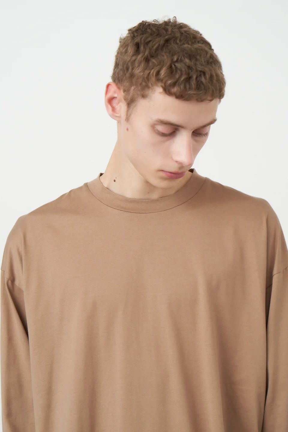 ATON - SUVIN 60/2 OVERSIZED LONG SLEEVE T-SHIRT -camel- 24ss men