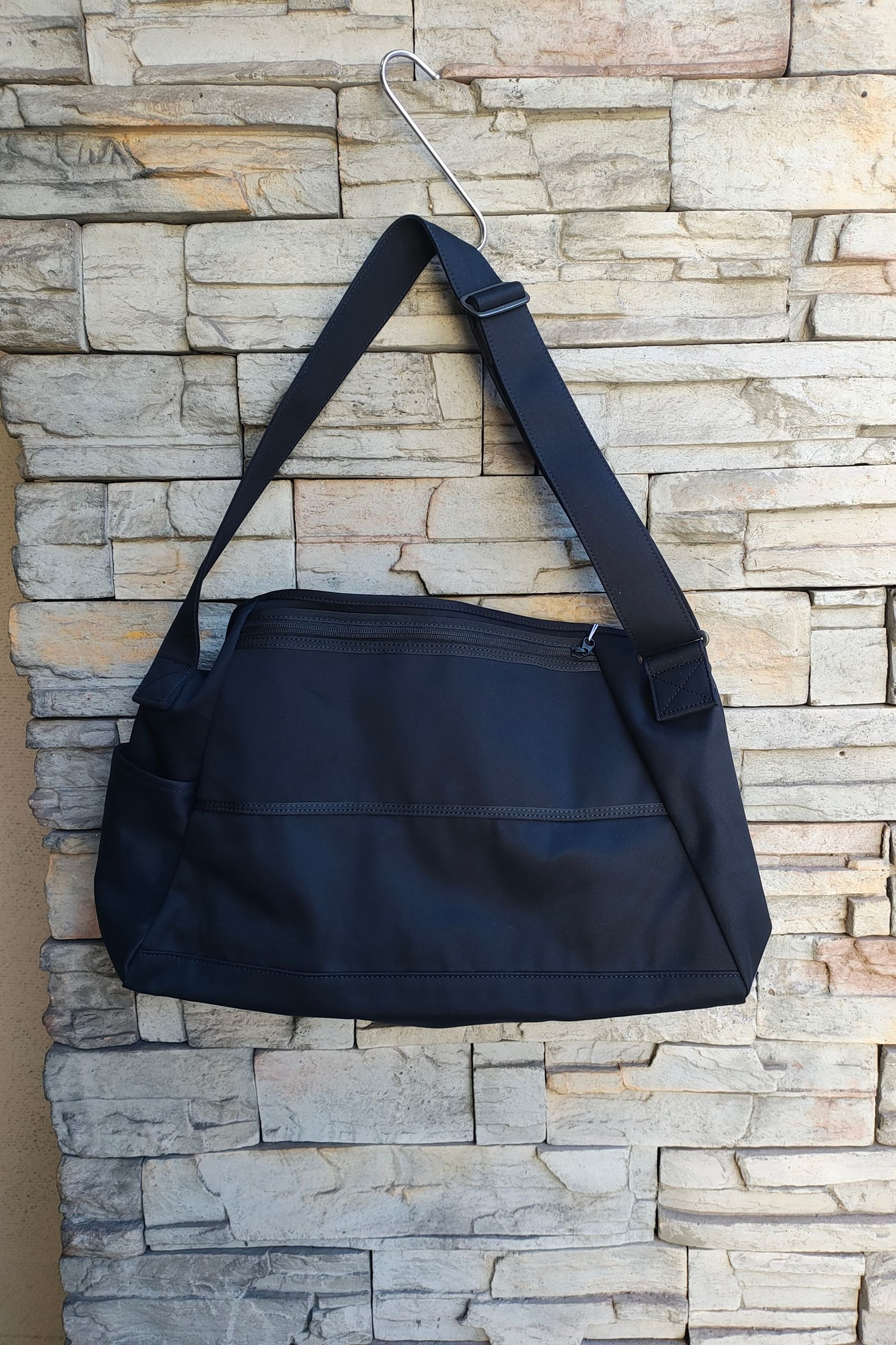 バッグ UNIVERSAL PRODUCTS.  MESSENGER BAG NAVY UNIVERSAL PRODUCTS - MESSENGER BAG / NAVY | Stripe Online Store