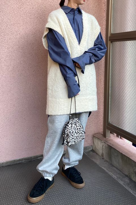 大きなニットベストであったかコーデ/ESLOW