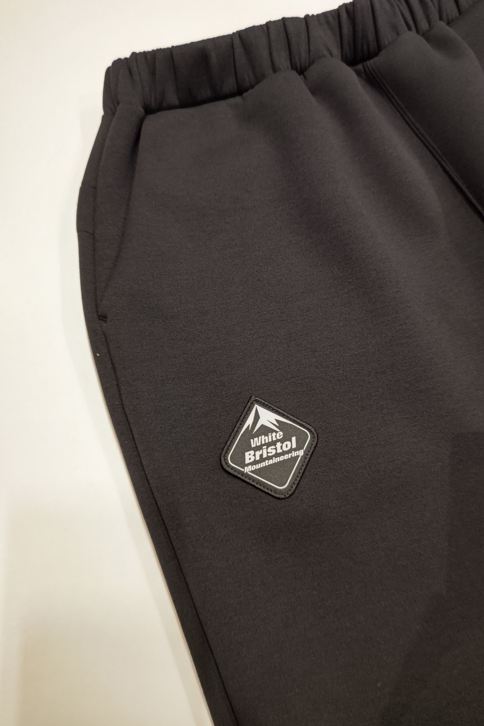 White Mountaineering - wm × f.c.real bristol sweat pants -black