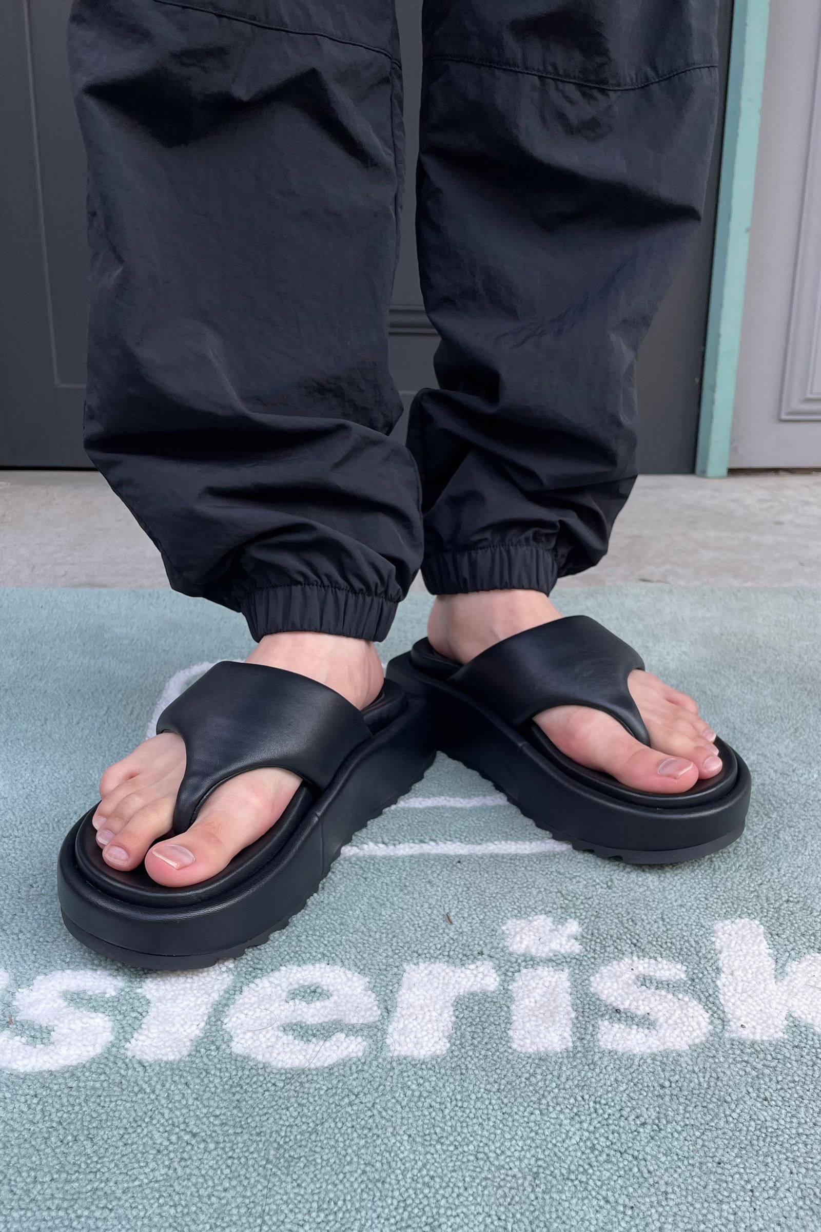 INSCRIRE サンダル thong sandals black 23ss素材SOFIALEATHE - サンダル