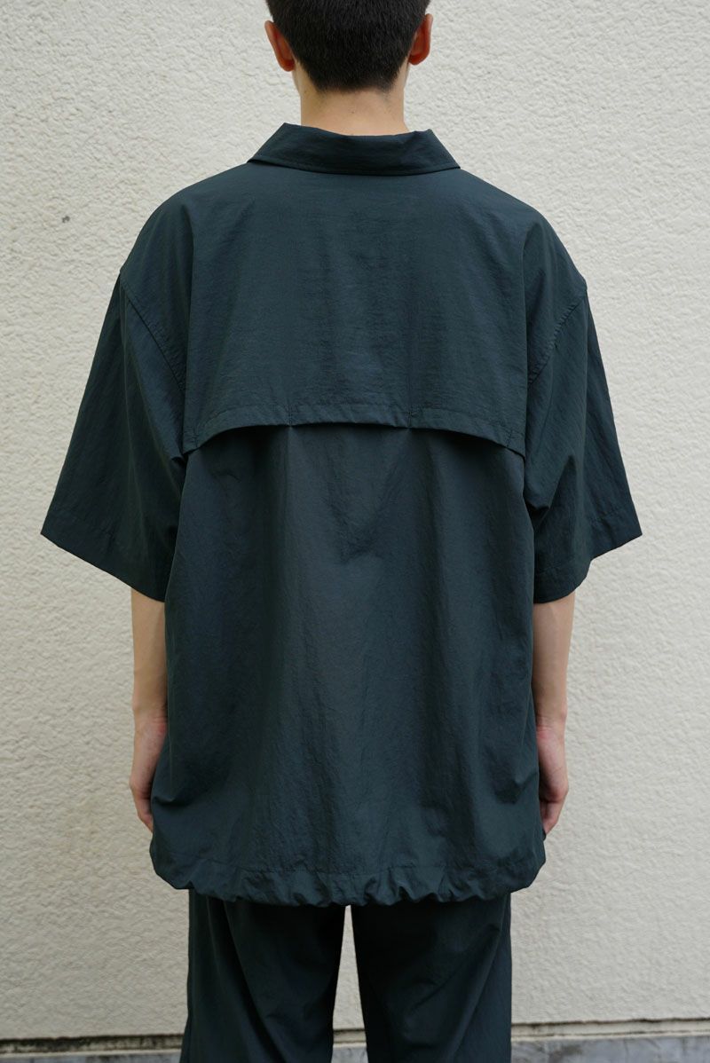 UNIVERSAL PRODUCTS - nylon shell ss track shirt -dark green-22ss 