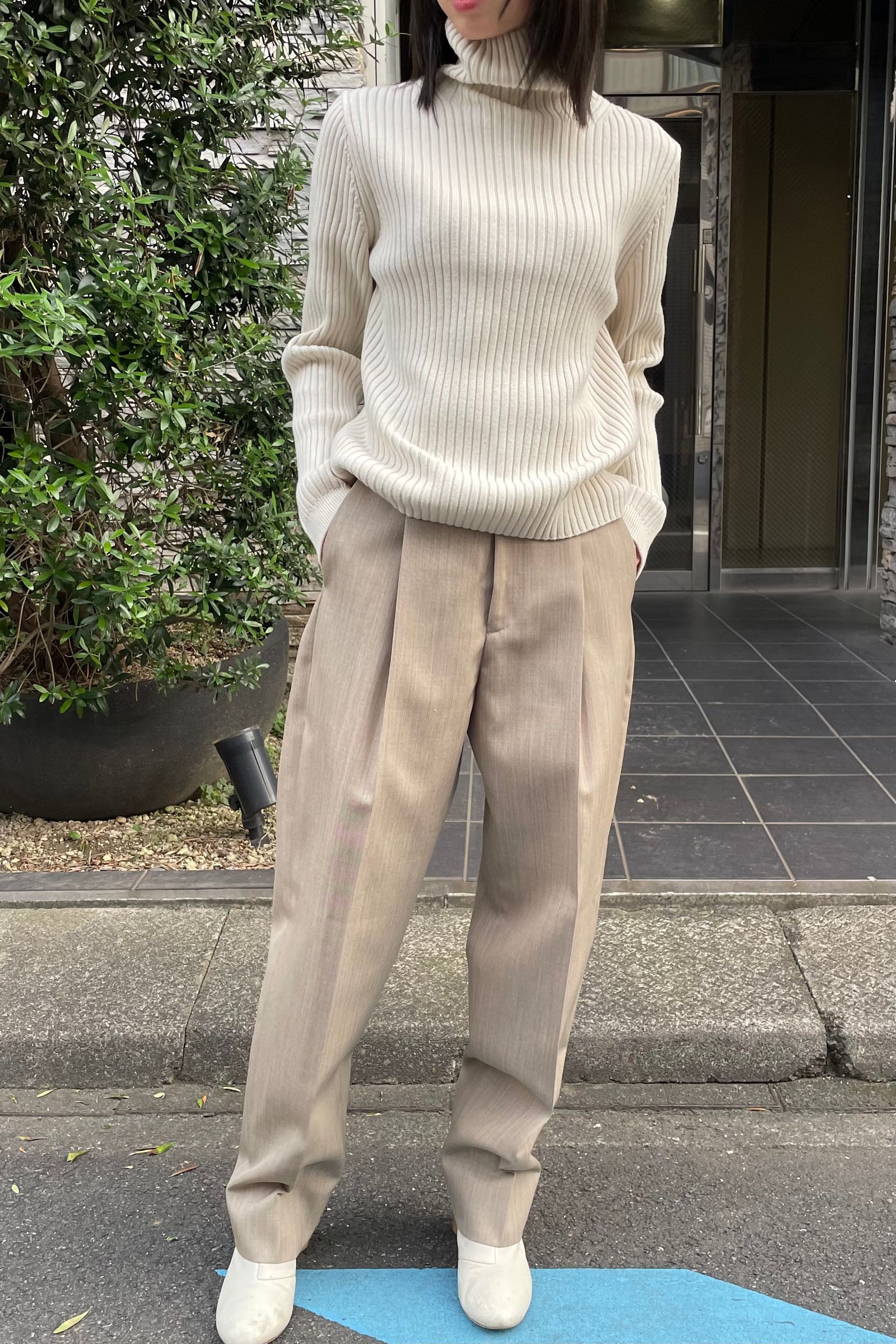 ATON - WOOL GABARDINE TAPARED TUCKED PANTS -beige 