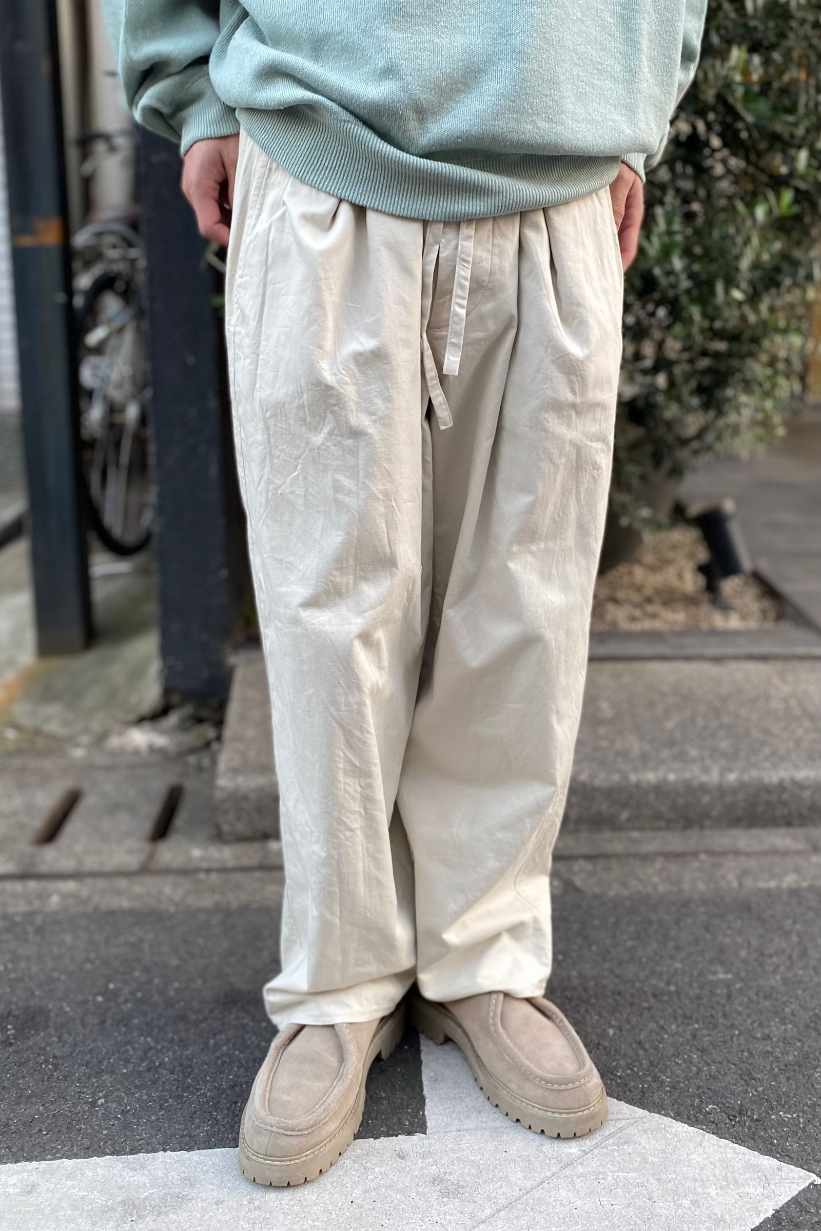 blurhms - selvage twill button tuck easy pants -smokeivory- 23ss