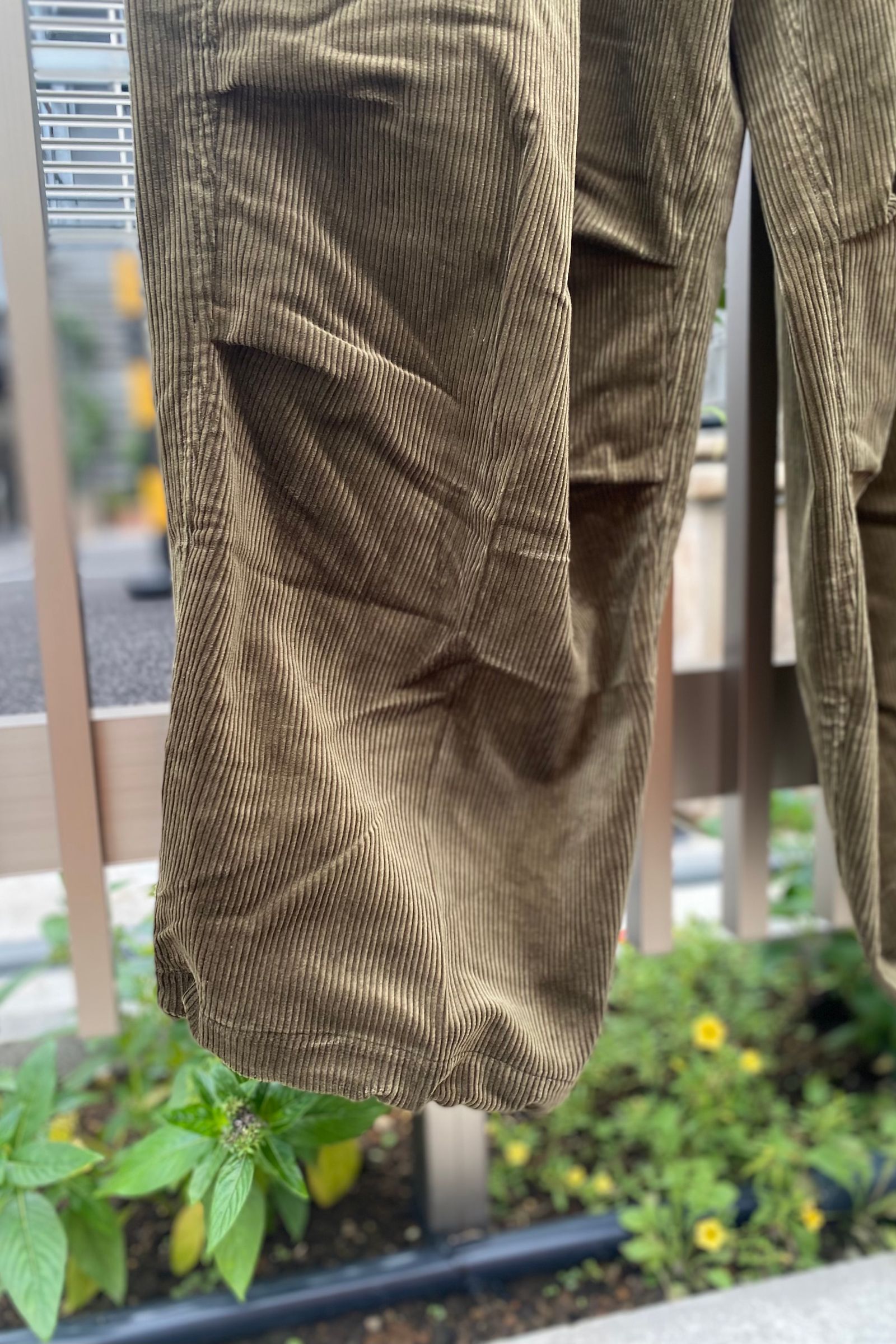 夜空 is-ness “CORDUROY TUCK TROUSERS(BROWN)” | teambetween.com