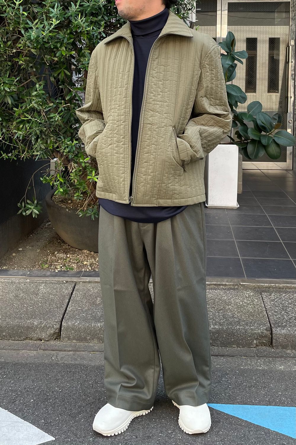 紺とカーキの組み合わせコーデ/WEWILL
