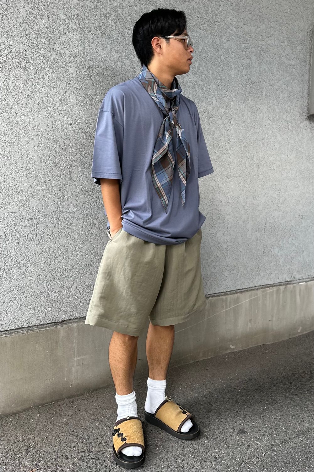 シンプルなコーデでもスカーフでアクセントを。/ATON