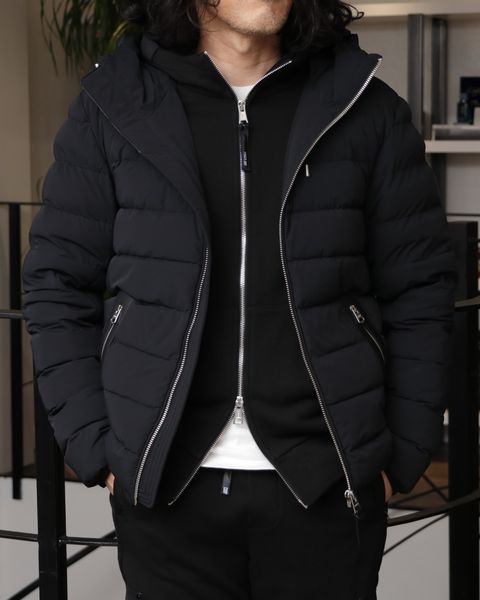 MACKAGE ダウンジャケットを使用したオールブラックで魅せる、モード×スポーツの融合スタイリング