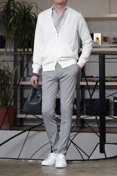 FILIPPO DE LAURENTIIS MA-1型 ジップアップニットを使用した、上品に仕上げる春のライトカラーコーデ