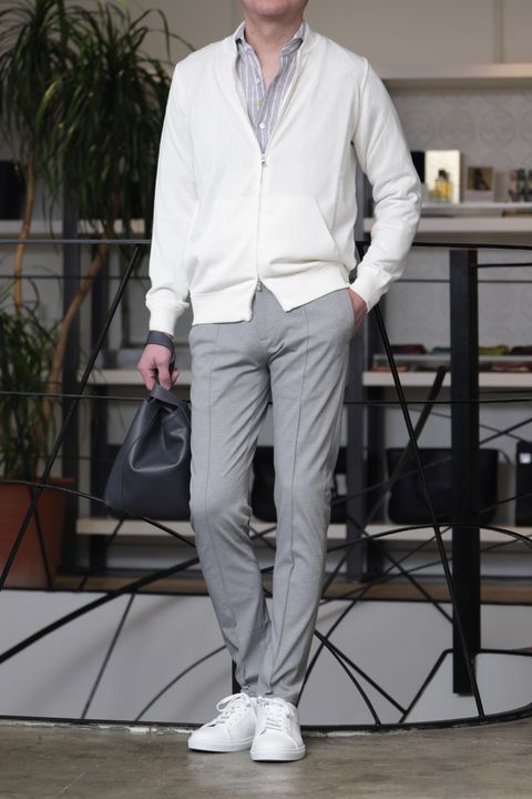 FILIPPO DE LAURENTIIS MA-1型 ジップアップニットを使用した、上品に仕上げる春のライトカラーコーデ